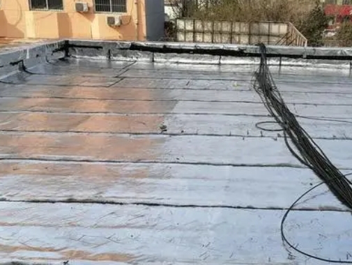 雅安卫生间漏水维修公司分享下雅安屋面楼顶防水刚性防水层施工要点。